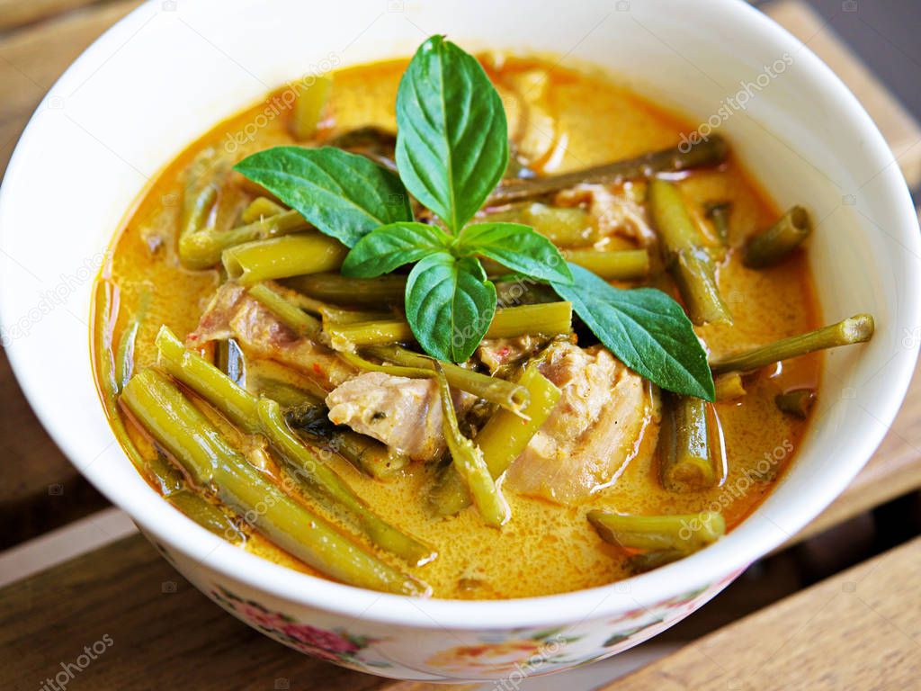 Kaeng The Po, Kaeng Tay Poe, This curry sauce is usually made with tamarind concentrate, coconut milk and red curry paste with morning glory.