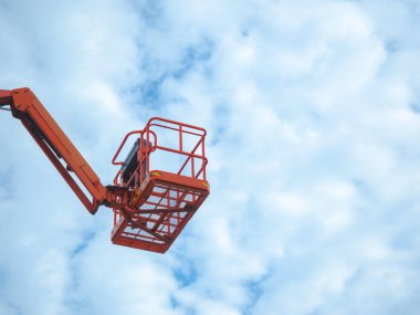 Depolama alanında Teleskopik Boom asansörler, elektrik teknisyeni Boom Lift ile sokak ışığı tamir, Asansör platformu ve sepet güvenlik ile yüksek yerlerde çalışmak.