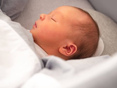 Yakın çekim portre sevimli küçük karışık yarış sırt üstü uyuyan Asya ve beyaz bebek evlat. Gündüz uyku. Aile, sağlıklı doğum konsept fotoğraf