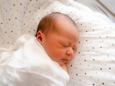 Yakın çekim portre sevimli küçük karışık yarış sırt üstü uyuyan Asya ve beyaz bebek evlat. Gündüz uyku. Aile, sağlıklı doğum konsept fotoğraf