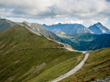 Tatra Mountain bölümü Doğu Avrupa'da Karpat dağ zincirinin oluşturma, Slovakya, Polonya arasında doğal sınır. Her ikisi de yaz spor Kış için ulusal parkland popüler hedef olarak korumalı.