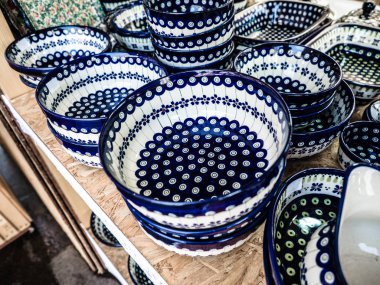 Polonya çömlekçilik, renkli model mavi ve beyaz seramik geleneksel Polonya pazarında. Boleslawiec, Polonya 'da üretilen renkli, el yapımı Çömlekçilik.