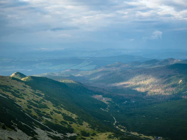 Ein schöner Blick von oben auf den Berg mit bewölktem und blauem Himmel. — Stockfoto