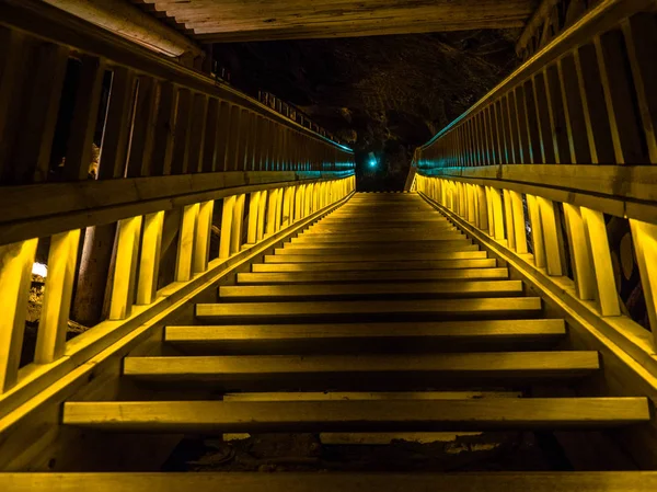 Escalier souterrain dans le couloir, mine de sel en Pologne. Lac dans la mine de sel de Wieliczka . — Photo