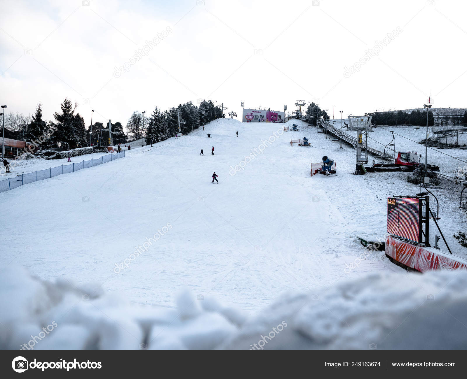 Skifahrer Beim Skifahren Im Hochgebirge Snowboarder Bei Sonnigem Wetter Aufnahme Vom Skifahren In Malta Ski Posen Polen 25 Januar 2019 Redaktionelles Stockfoto C Digitalmammoth 249163674