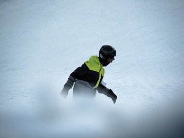 Yüksek dağlarda yokuş aşağı Skier Kayak, güneşli bir gün Snowboarder. Malta Ski, Poznan, Polonya, 25 Ocak 2019 at Kayak shot.