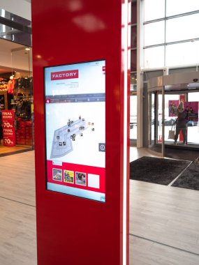 Fabrika çıkışı, Poznan, Polonya, 29 Ocak 2019, dijital medya boş siyah ve beyaz ekran modern panel, bir alışveriş merkezinde reklam tasarımı için tabela, Galeri. Mockup, mock-up, sahte