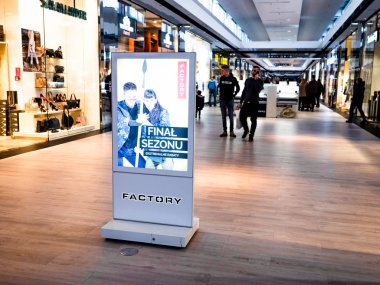 Fabrika çıkışı, Poznan, Polonya, 29 Ocak 2019, dijital medya boş siyah ve beyaz ekran modern panel, bir alışveriş merkezinde reklam tasarımı için tabela, Galeri. Mockup, mock-up, sahte