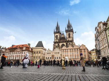 Prag, Çek Cumhuriyeti-9 Şubat 2018: Insanlar yürüyüş ve çevresindeki Eski Kent Meydanı ve Prag, Çek Cumhuriyeti bizim Lady Tyn Kilisesi bakmak