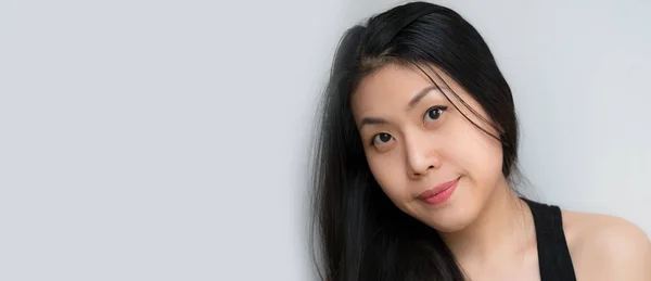 Headshot von entspannt zuversichtlich glücklich asiatische thailändische Chinesin lächelnd mit schwarzen Haaren, Make-up, glücklich frisch auf weißem Hintergrund mit Blick zur Seite mit Kopierraum für Text — Stockfoto
