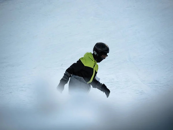 Yüksek dağlarda yokuş aşağı Skier Kayak, güneşli bir gün Snowboarder. Malta Ski, Poznan, Polonya, 25 Ocak 2019 at Kayak shot. — Stok fotoğraf