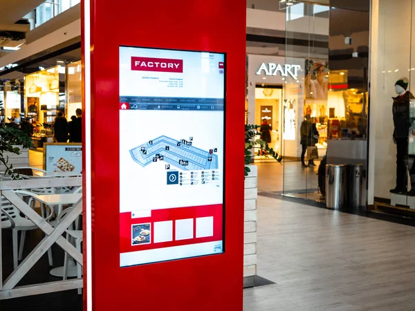 Fabrika çıkışı, Poznan, Polonya, 28 Ocak 2019, dijital medya boş siyah ve beyaz ekran modern panel, bir alışveriş merkezinde reklam tasarımı için tabela, Galeri. Mockup, mock-up, sahte