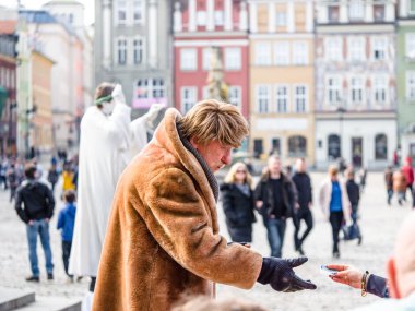 Eski Şehir, Poznan, Polonya para isteyen yaşlı bir adam dilenci. 2 Nisan 2018.