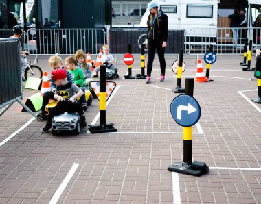 Poznan motor show 2018, 8 Nisan 2018, Poznan, Polonya, küçük çocuklar trafik oyun eğitim, çocuklar sokak kurallarını öğrenme için küçük trafik. Sürüş okulu uygulama devresi.