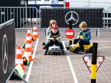 Poznan motor show 2018, 8 Nisan 2018, Poznan, Polonya, küçük çocuklar trafik oyun eğitim, çocuklar sokak kurallarını öğrenme için küçük trafik. Sürüş okulu uygulama devresi.