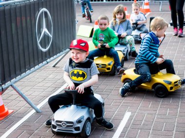 Poznan motor show 2018, 8 Nisan 2018, Poznan, Polonya, küçük çocuklar trafik oyun eğitim, çocuklar sokak kurallarını öğrenme için küçük trafik. Sürüş okulu uygulama devresi.