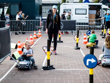 Poznan motor show 2018, 8 Nisan 2018, Poznan, Polonya, küçük çocuklar trafik oyun eğitim, çocuklar sokak kurallarını öğrenme için küçük trafik. Sürüş okulu uygulama devresi.
