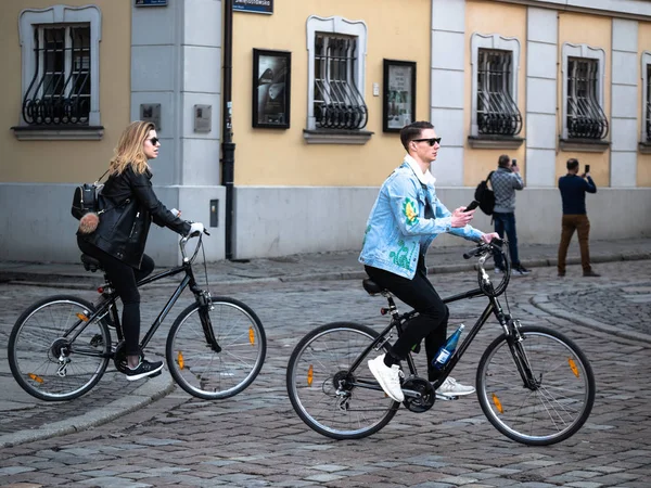 Altstadt, Posen, Polen, 6. Dezember 2018, junge schöne Mode Hipster Teenager Menschen, Paare, Freunde, mit Navigationskarte auf dem Handy, Suche auf dem Fahrrad, wie man an den Ort geht. — Stockfoto