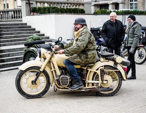ポズナン、ポーランド、3月25日2018、彼のビンテージバイクを持つ男 — ストック写真