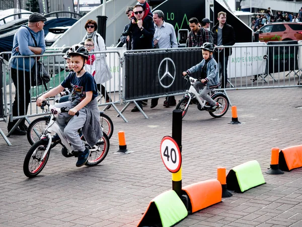Poznan motor show 2018, 8 Nisan 2018, Poznan, Polonya, küçük çocuklar trafik oyun eğitim, çocuklar sokak kurallarını öğrenme için küçük trafik. Sürüş okulu uygulama devresi.