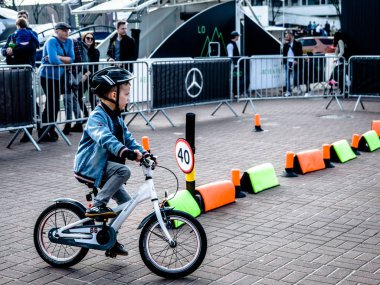 Poznan motor show 2018, 8 Nisan 2018, Poznan, Polonya, küçük çocuklar trafik oyun eğitim, çocuklar sokak kurallarını öğrenme için küçük trafik. Sürüş okulu uygulama devresi.