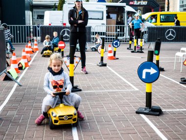Poznan motor show 2018, 8 Nisan 2018, Poznan, Polonya, küçük çocuklar trafik oyun eğitim, çocuklar sokak kurallarını öğrenme için küçük trafik. Sürüş okulu uygulama devresi.