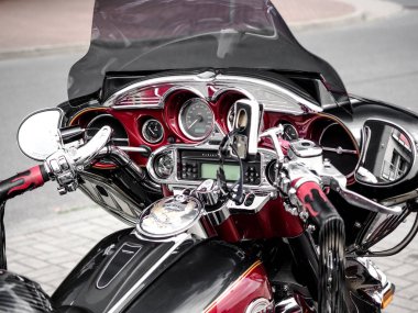 Parlak siyah Deluxe konsol kiti Harley Davidson içinde Krakow, Polonya 10 Eylül 2017.