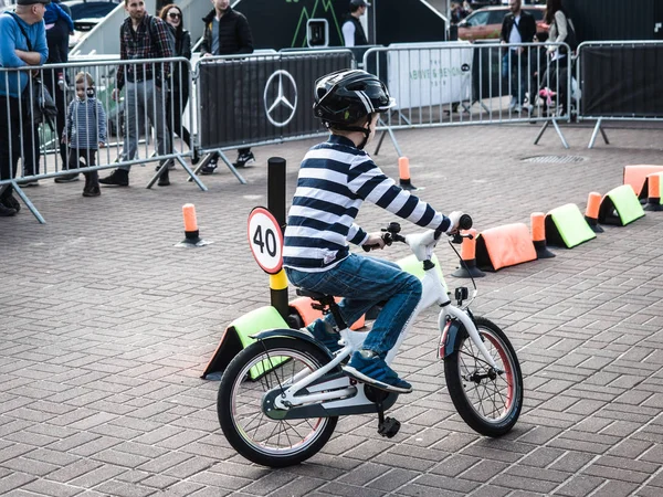 Poznan Motorshow 2018, 8. April 2018, Poznan, Polen, kleine Kinder Training auf dem Verkehrsspielplatz, kleiner Verkehr für Kinder lernen Straßenregeln. Fahrschulübungsplatz. — Stockfoto