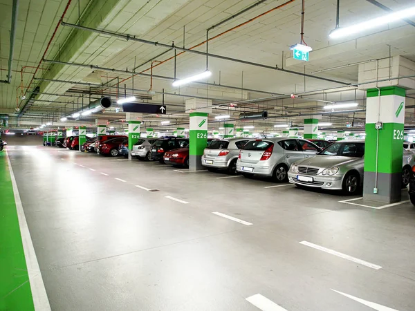 Yeraltı Park/garaj, Way şehir alışveriş merkezi kapalı ücretsiz otopark dışarı gitmek. Arabalar sıralarda duruyor. Poznan, Polonya, 13 Temmuz 2018