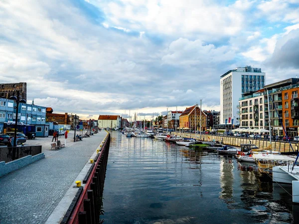 Gdansk, Polonya. 12 Haziran 2017, Avrupa 'nın en eski ortaçağ Liman Vinci (Zuraw) ile Polonya 'nın eski kent ve Motlawa Nehri boyunca bir gezinti yolu. — Stok fotoğraf