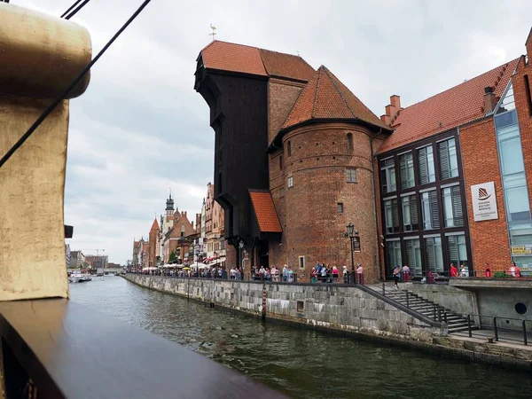 Gdańsk, Polska-26 września 2017, piękny panoramiczny widok na port w centrum starego miasta w godzinach wieczornych ze statków i dużo turysty, Morze Bałtyckie. Historyczne centrum miasta. Polska, Europa Wschodnia. — Zdjęcie stockowe