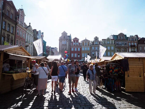 23 Abril 2018, Poznan, Polonia, Turista y gente en la colorida plaza principal y el ayuntamiento de Poznan La ciudad es la cuarta más grande y la tercera ciudad más visitada de Polonia, en primavera . — Foto de Stock
