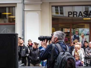 Eski profesyonel fotoğrafçı ile kamera ve büyük Len bir çekim gün açık havada modeli ile podyam, moda gösterisi torun, Polonya, 2 Kasım 2017,