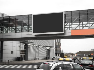 E-dijital büyük büyük boş boş ekran büyük billboard TV mockup Poznan Uluslararası Fuar Alanları modern binanın üst kısmında reklam için şablon, Poznan, Polonya, 1 Kasım 2017