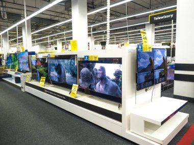 28 Kasım 2018, Posnania Alışveriş Merkezi, Poznan, Polonya, 4k TV Mağazası, raflarda televizyon gösterimi, modern elektronik mağazasında yeni ve modern TV ile vitrin.