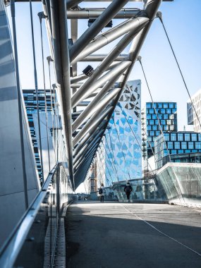 14 Nisan 2018, Oslo, Norveç, güzel modern binalar, Oslo'nun barkod bölge Norveç'te bir kentsel ve süper trendy gibi fiyort üzerinden yükselir.