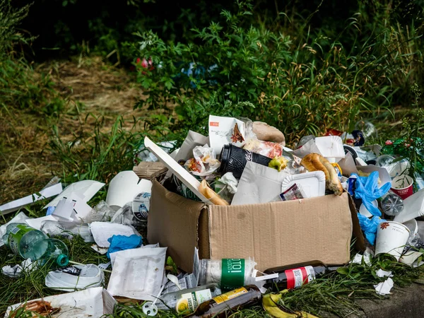 Poubelles et ordures dans la rue à Woodstock Music Festival, Kostrzyn et Odra, Pologne. 6 août 2017 — Photo