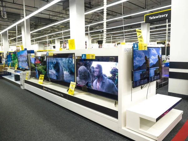 28 November 2018, Posnania shopping centre, Poznan, Poland, Shop for 4K TV, a display of television on shelves, Showcase with new and modern TV in the modern electronics store. — Stock Photo, Image