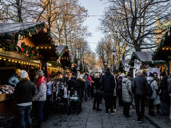 Temmuz ben Vinterland, Oslo, Norveç, 22 Kasım 2017 - (Christmas kış ülkesi) bir büyülü Noel evren sağ köşesinde olduğunu Merkezi Oslo, buz pateni sırası Karl Johans yanında 