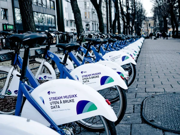 Fahrräder des norwegischen Fahrradverleihprogramms bysykkel (Stadtrad) stehen in den Straßen, oslo, norway, 2. April 2018 — Stockfoto