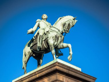 Kraliyet sarayının önünde at, Kraliyet Sarayı Slottet Slottsplassen Karl Johan monumentet, Oslo, Norveç, 9 Aralık 2017