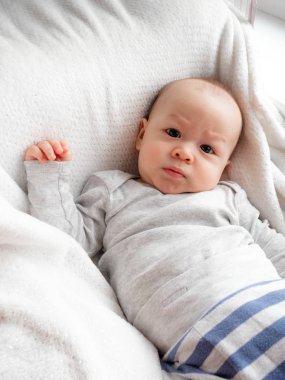 Komik surat, şirin 5 ay eski yapmaya meraklı bebek yarım yarış Asya beyaz çocuk mutlu gülümseyerek ve kameraya, gülen sağlıklı çocuk bebek çocuk arıyorsunuz karışık. Yarım Tay yarım Lehçe.