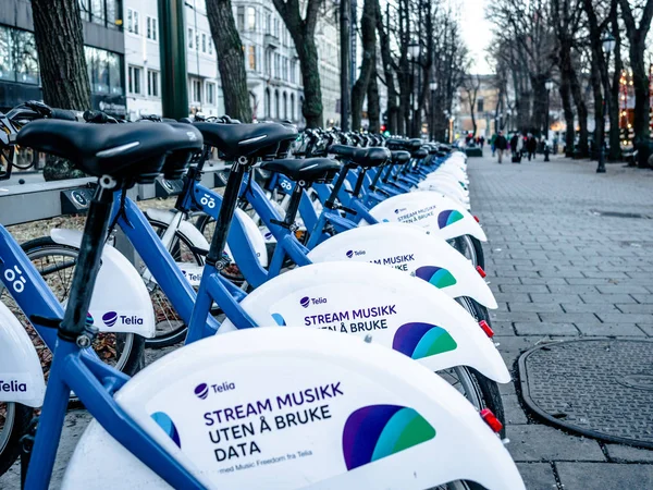 Fahrräder des norwegischen Fahrradverleihprogramms bysykkel (Stadtrad) stehen in den Straßen, oslo, norway, 2. April 2018 — Stockfoto