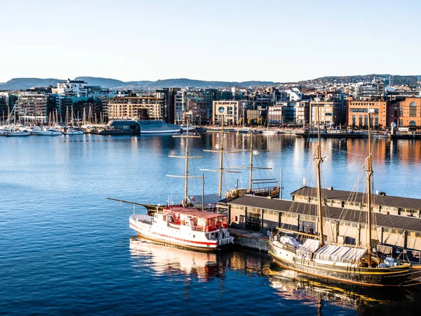 14 Nisan 2018, Oslo, Norveç, Oslo Limanı, Norveç 'te gemiler ve teknelerin sahne görünümü