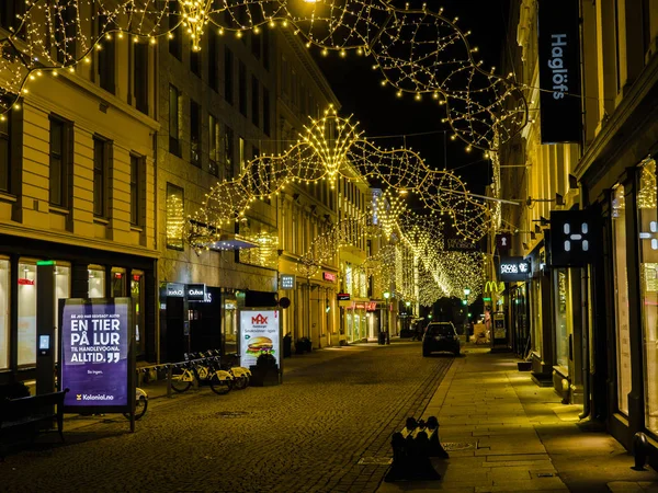 Oslo Downtown yeni yıl arifesinde gece geceleri yürüyüş, yılbaşı dekorasyonu, Oslo tarihi kenti gece güzel görünümü, Norveç, 11 Aralık 2017.