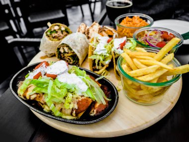 Meksika tavuk Wrap salata ve patates cips, gıda seti, şehirde Meksika Restoran