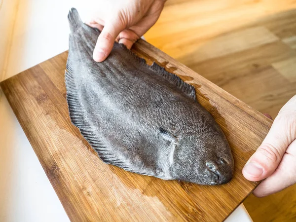 Mutfakta taze Halibut, yemek için hazırlanıyor, bıçak ile yemek.
