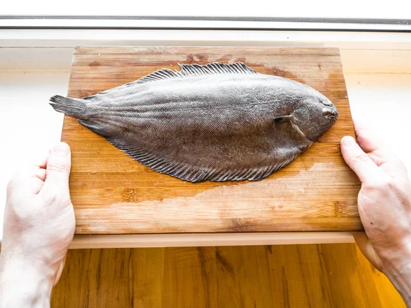 Mutfakta taze Halibut, yemek için hazırlanıyor, bıçak ile yemek.