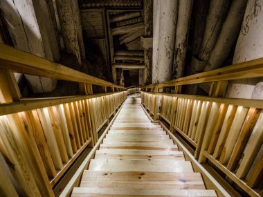 Koridordaki yeraltı merdivenleri, Polonya 'da tuz madeni. Wieliczka Tuz madeninde göl.