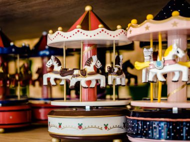 Oyuncak Dükkanı mağazasından ahşap masa raf üzerinde eski Vintage renkli Carousel atlar, çocuklar için Merry-Go-Round, yılbaşı tatili.